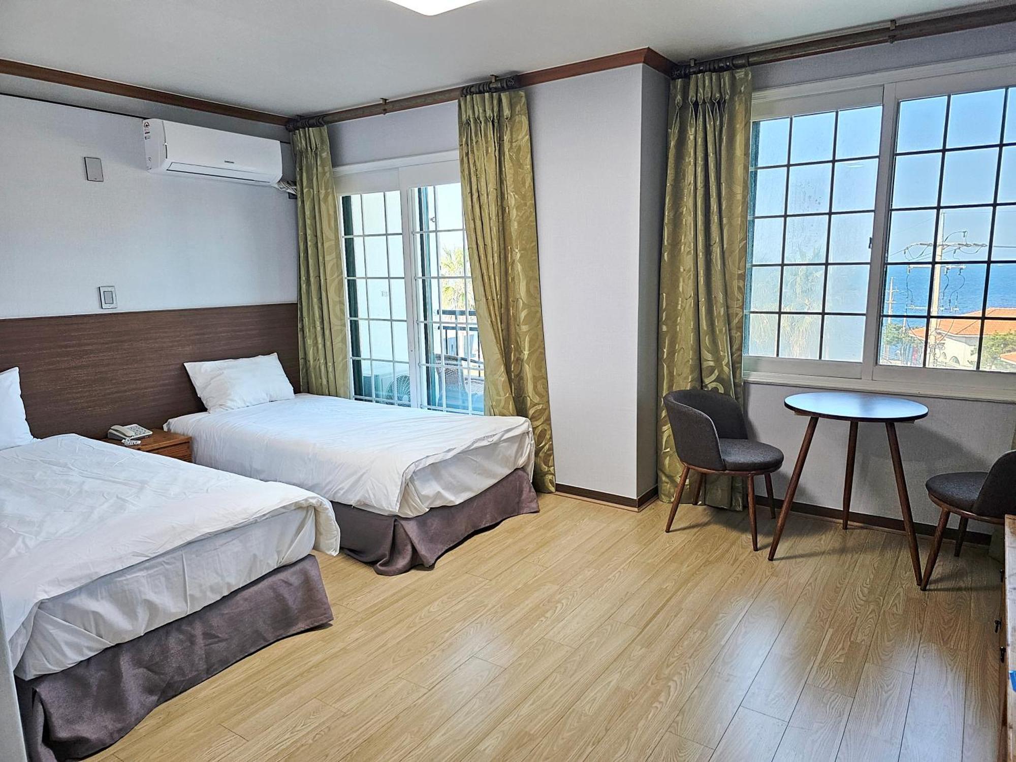 Sea Cliff Hotel Jeju Esterno foto