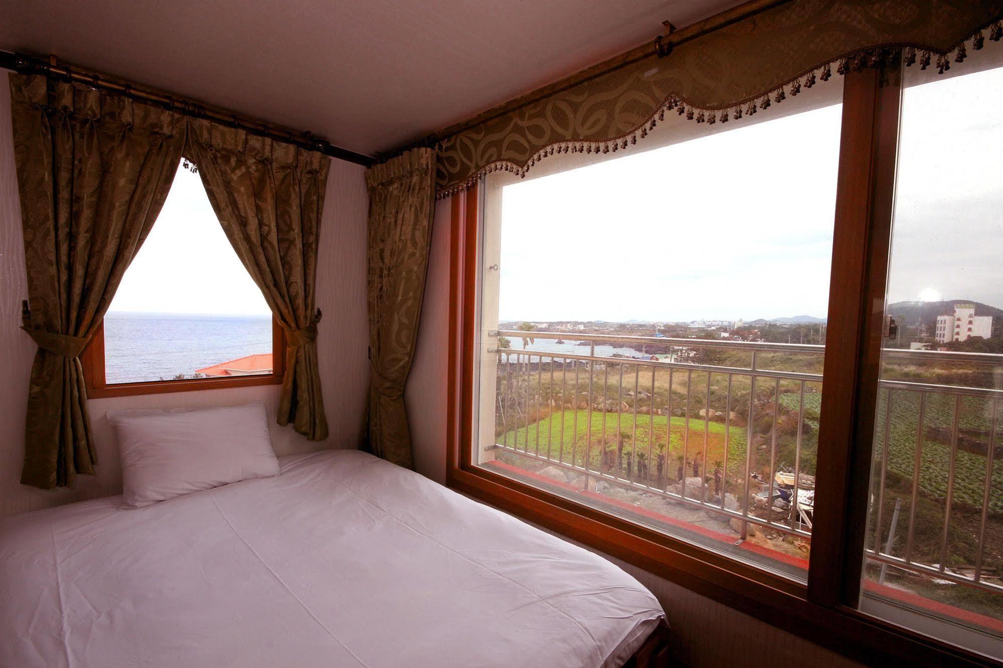 Sea Cliff Hotel Jeju Esterno foto
